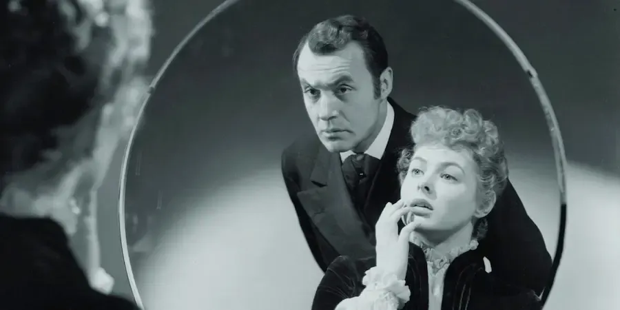 6a62654b13f007607fcc1965_Ingrid-Bergman-and-Charles-Boyer-in-Gaslight-(1944)-858839149.webp